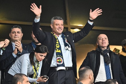 Sadettin Saran, stat önünde bekleyen taraftarları selamladı