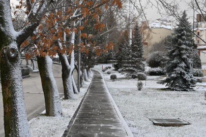 Eskişehir güne kar sürpriziyle uyandı