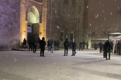 Bursa’da yılın ilk sabah namazı kar altında kılındı