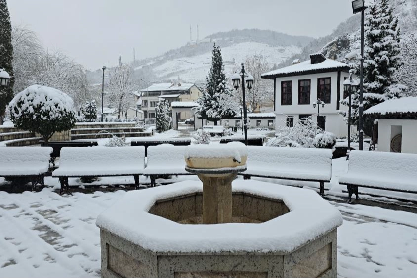 Kosova'da kar yağışı kartpostallık görüntüler oluşturdu