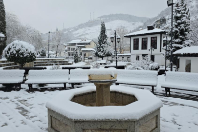 Kosova'da kar yağışı kartpostallık görüntüler oluşturdu