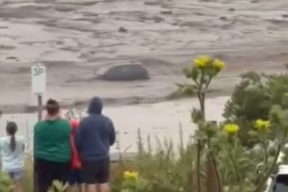 Avustralya’da sel: Yollar kapandı, araçlar denize sürüklendi