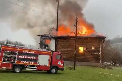 450 yıllık ahşap cami alevlere teslim oldu