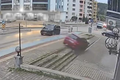 Bursa'da fren yerine gaza bastı: Dükkânın önüne uçtu