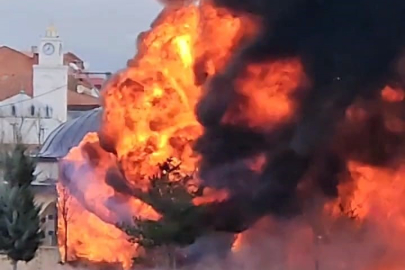 İnegöl'de sünger ve mobilya yüklü dorseler alev alev yandı