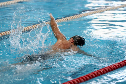 Yüzme yarışları Gemlik’te büyük heyecana sahne oldu