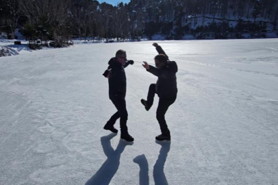 Bursa'da üzerinde çökertme oynadığı buzu kesip suya girdi