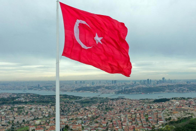 Bayrak indirme provokasyonuna tepkiler çığ gibi