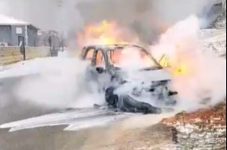 Seyir halindeki otomobil alev alev yandı