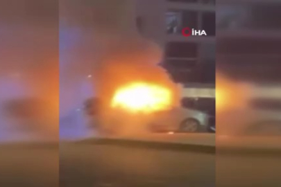 Bursa'da araç alev aldı, esnaf yangın tüpleriyle koştu