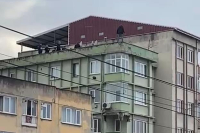 Bursa'da saatlerce çatıdan kendisini sarkıttı, polis zor ikna etti