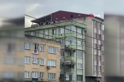 Saatlerce çatıdan kendisini sarkıttı, polis zor ikna etti