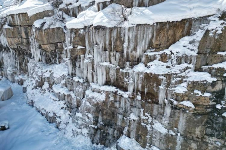 Buzdan şelale görenleri mest etti