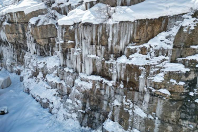 Buzdan şelale görenleri mest etti