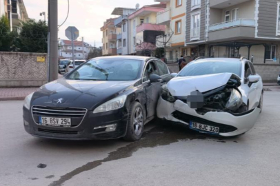 İnegöl'de otomobiller çarpıştı: 3 yaralı