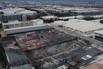 Bursa'da korkunç yangın: Kaplama fabrikası küle döndü