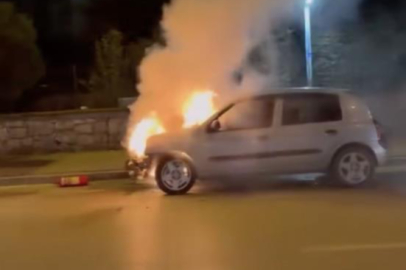 Bursa'da seyir halindeki otomobil alevlere teslim oldu