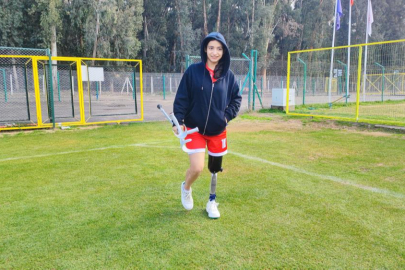 Depremzede Tuğba protez bacağıyla yeşil sahalara çıktı