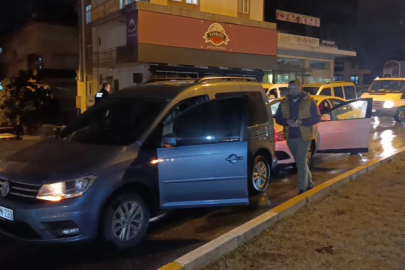 Ehliyetsiz sürücü kırmızı ışıkta bekleyen araca çarptı