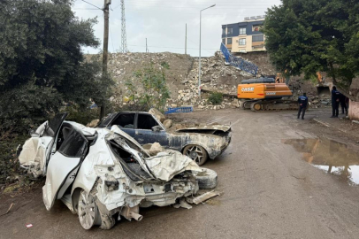 İstinat duvarının altında kalan araçlar hurdaya döndü