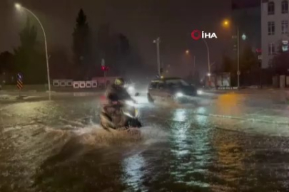 Bursa'da sağanak sonrası rögarlar taştı, cadde göle döndü