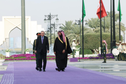 Cumhurbaşkanı Erdoğan, Suudi Arabistan'da resmi törenle karşılandı