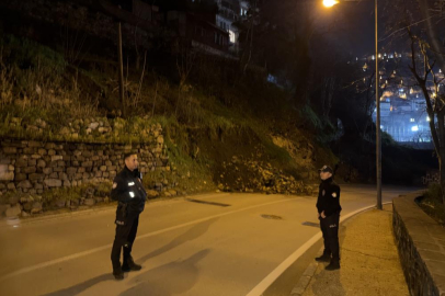 Bursa'da heyelan: Tophane-Muradiye yolu ulaşıma kapandı