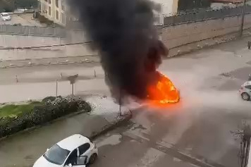 Bursa'da yanan araç art arda patladı, mahalleli panik yaşadı