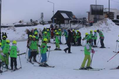 Bursa Büyükşehir "1000 Çocuk Kayak" projesiyle yüzlerce öğrenciyi karla buluştu