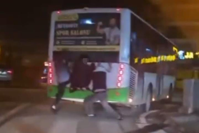 Bursa'da otobüsün arkasına tutunan çocuklar yürekleri ağza getirdi