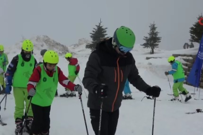 Hayatında ilk kez Uludağ'a çıktılar: "1000 Çocuk Kayak" projesiyle yüzlerce öğrenci karla buluştu