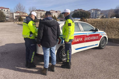 Akrobatik hareketler yapan motosiklet sürücüsüne ceza yağdı