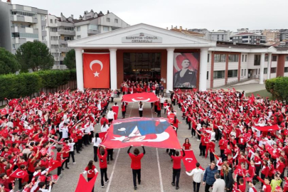 Bursa'da yer gök kırmızı beyaz