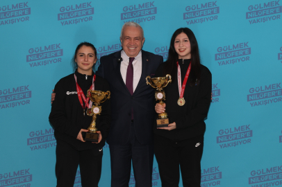 Nilüfer’in şampiyon kızları kupaları Başkan Özdemir’e getirdi