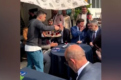 Bursa'daki şakacı kahveye gelen çıkamıyor