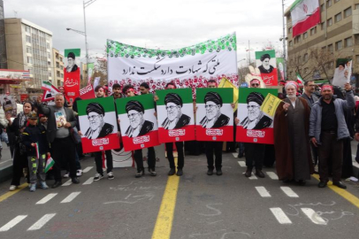 İran'da devrim kutlamalarında milyonlar sokaklara döküldü