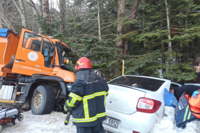 Uludağ yolunda kar küreme aracı otomobille çarpıştı: 2 yaralı