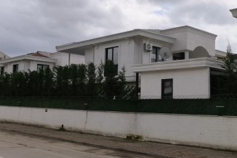 Bursa'da cam silerken 4 metreden düştü