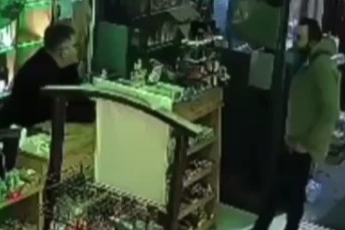 Bursa'da para üstü kavgasında market savaş alanına döndü