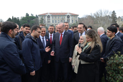 Cumhurbaşkanı Erdoğan, öğrencilerle kampüste yürüdü
