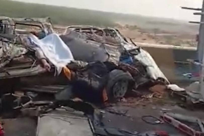 Petrol tankeri minibüsün üzerine devrildi: 13 ölü