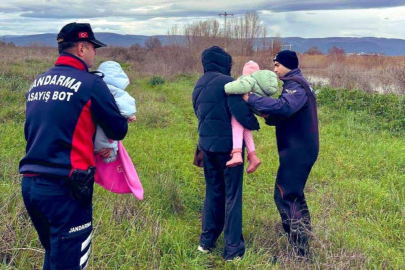 Uluabat Gölü'nde mahsur kalan aileyi jandarma kurtardı
