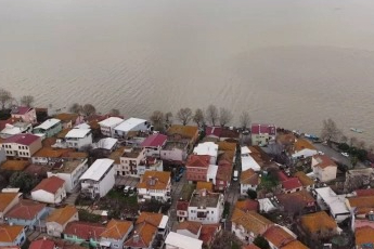 Uluabat Gölü'nde mahsur kalan aileyi jandarma kurtardı