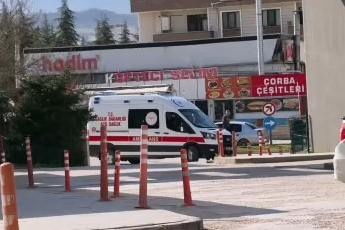 Bursa'da ağaçtan düşen yaşlı adam ağır yaralandı