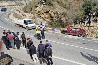 Virajı alamayan kamyon 2 otomobili biçti: 1 ölü, 3 yaralı