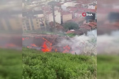 Bursa'da alev alev yanan ev kullanılmaz hale geldi