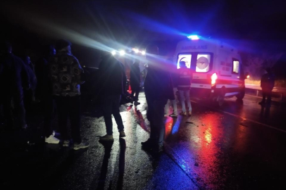 İki araç kafa kafaya çarpıştı: 1 ölü, 5 yaralı