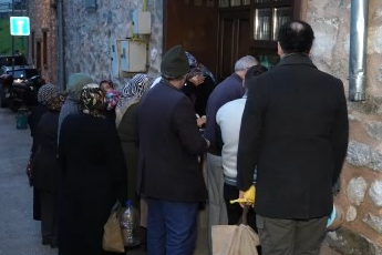 Osmangazi ihtiyaç sahibi ailelerin yanında