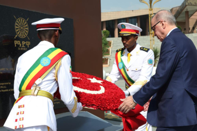 Cumhurbaşkanı Erdoğan, Adva Zafer Anıtı'na çelenk koydu