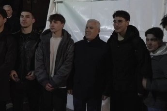 Başkan Bozbey’den ilk teravih sonrası Ulu Cami’de tatlı ikramı